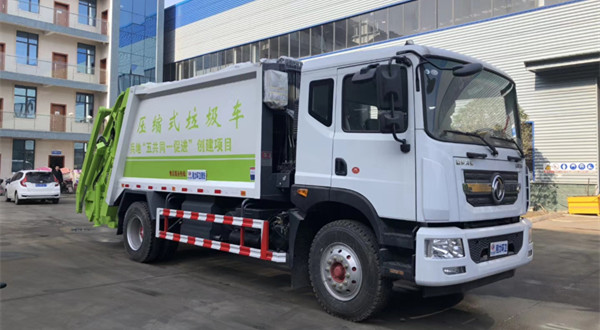 東風(fēng)D9車型12方壓縮式垃圾車帶擺臂